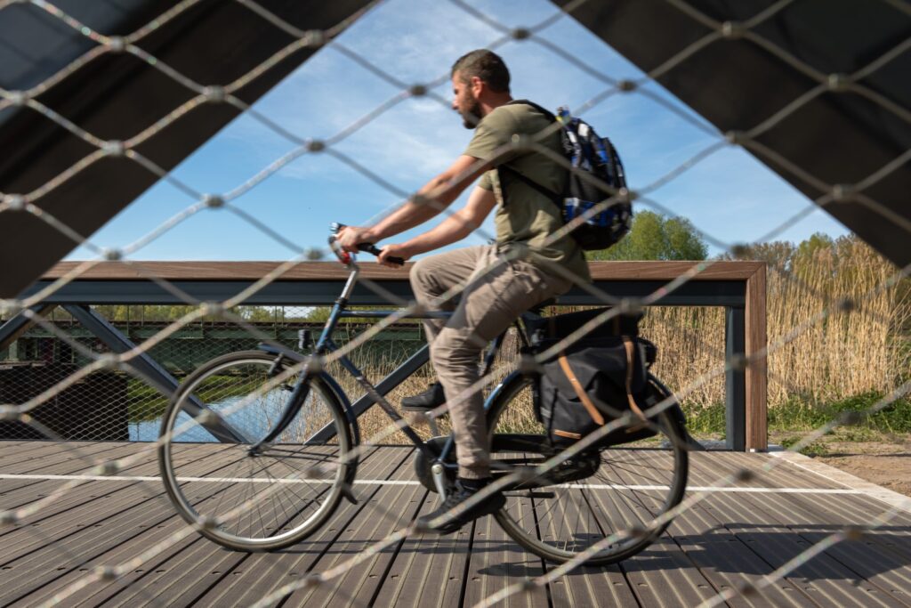 Fietsbrug bekeken door railing Meerdink
