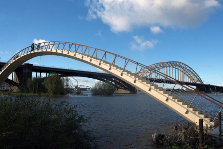 Voetgangers boogbrug
