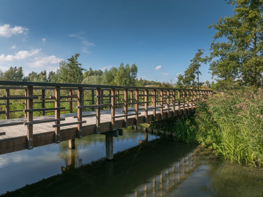 voetbrug over water meerdink