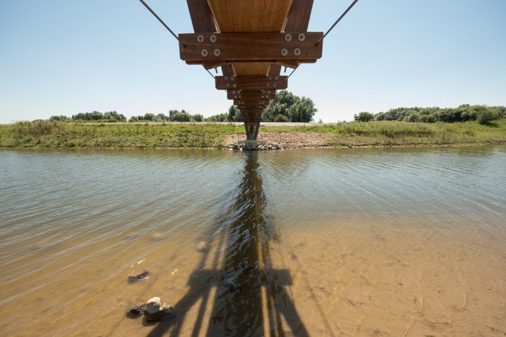 een hangbrug hangt over het water